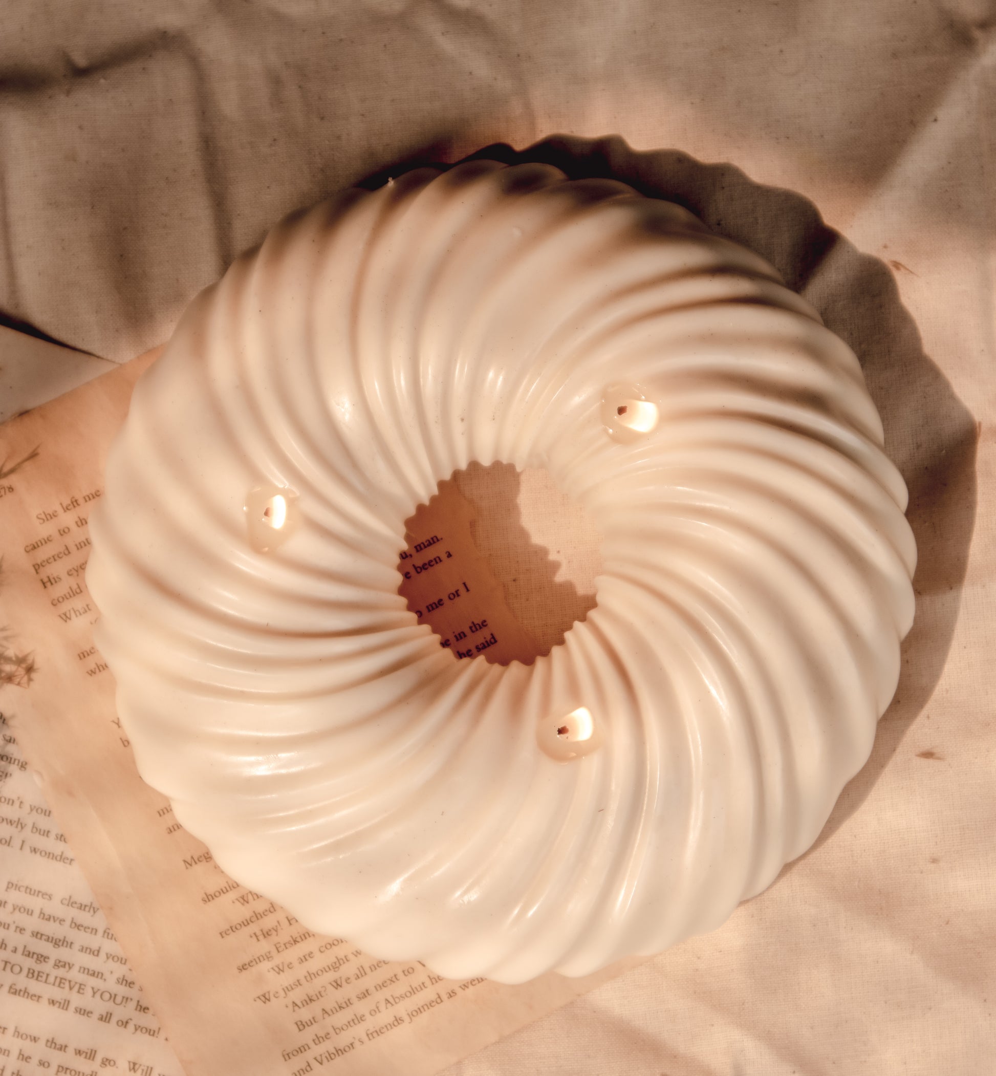 Big Swirl Sculpture Candle | HALO CANDLE - 3 wick candle - The Umbrella store