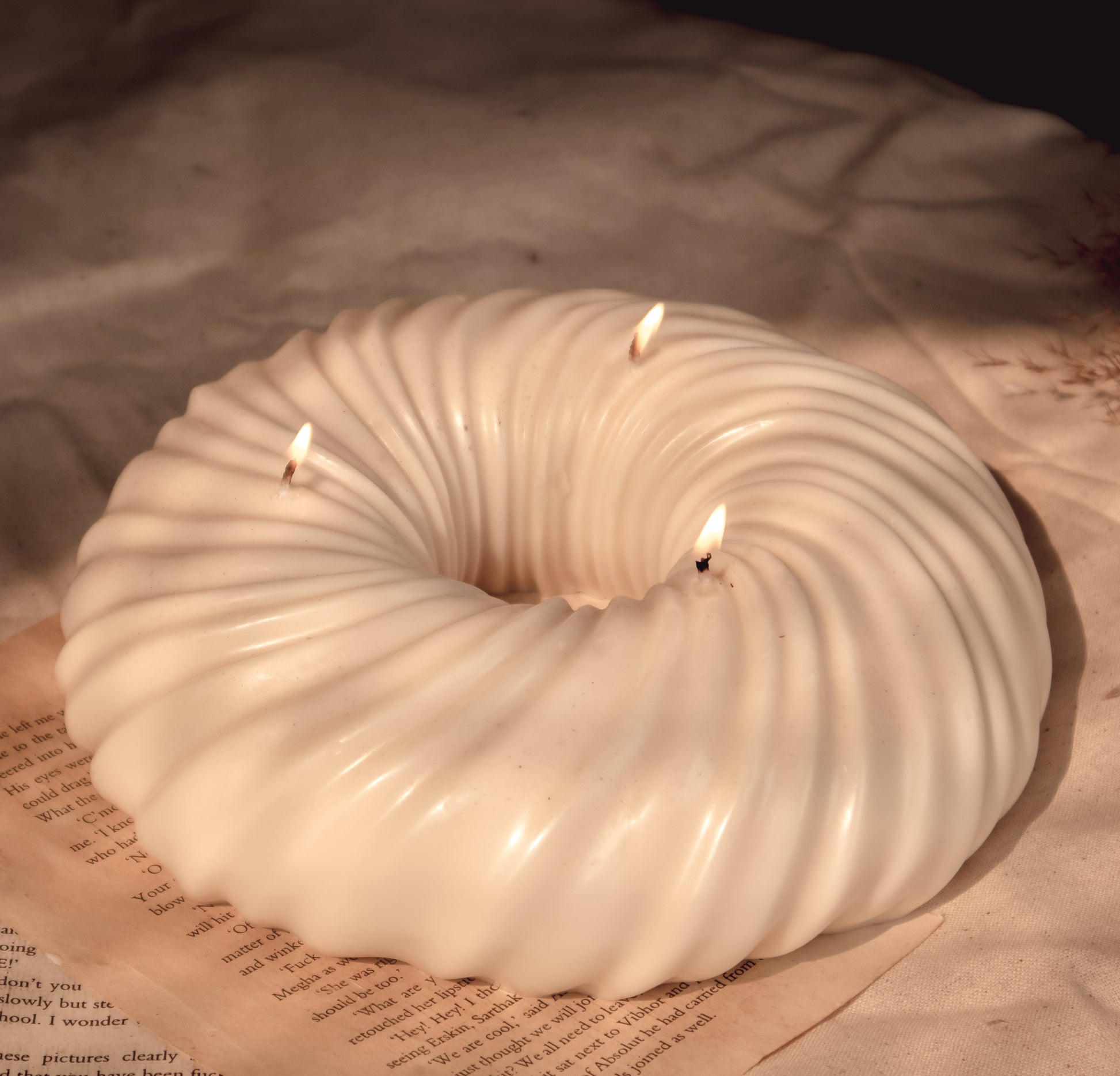 Big Swirl Sculpture Candle | HALO CANDLE - 3 wick candle - The Umbrella store