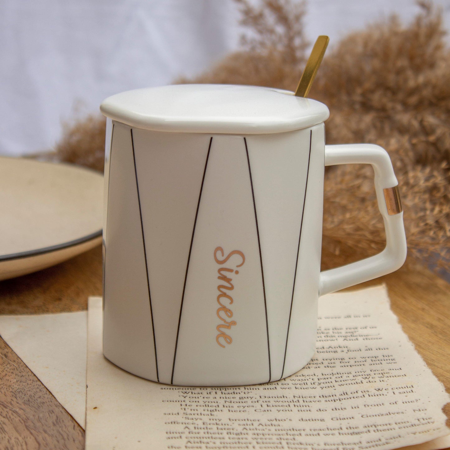 Classic Mug with Lid and Gold Spoon - The Umbrella store