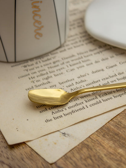 Classic Mug with Lid and Gold Spoon - The Umbrella store